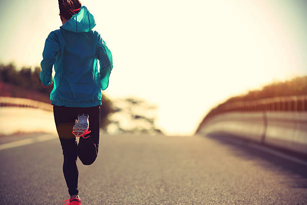 junge eignung frau läufer laufen auf sonnenaufgang straße - running jogging women marathon stock-fotos und bilder