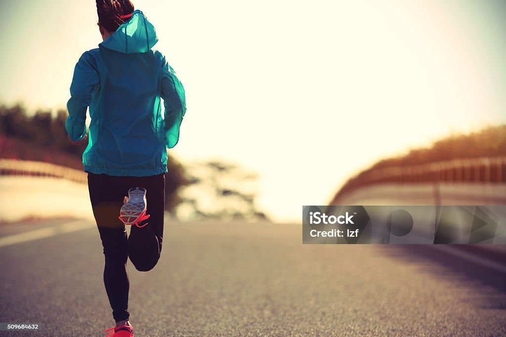 jóvenes gimnasio mujer corredor corriendo en salida del sol carretera - Foto de stock de Correr libre de derechos
