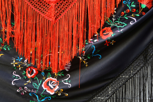 Red & black shawls on sale in Cordoba