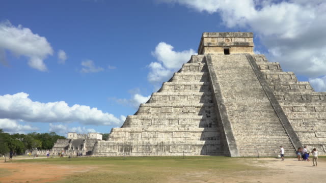 Chichen Itza ruins : dolly shot moving to left