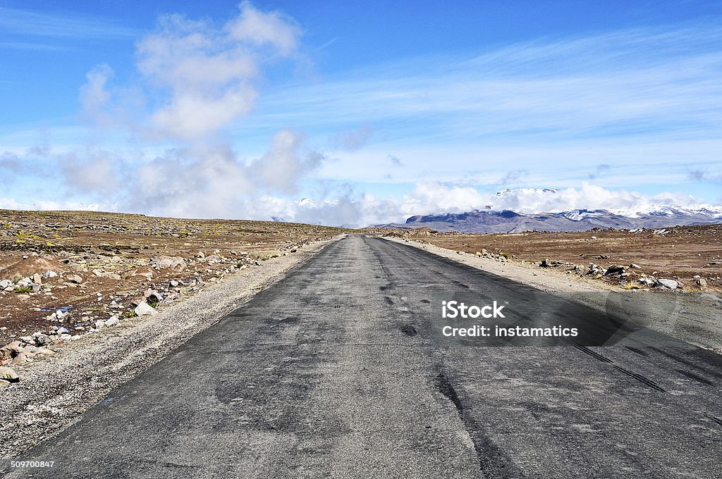 Straße in den peruanischen Anden-Patapampa Pass - Lizenzfrei Amerikanische Kontinente und Regionen Stock-Foto