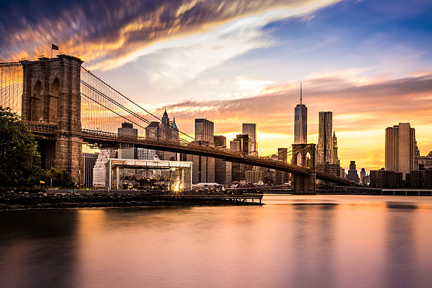 most brookliński o zachodzie słońca - lower manhattan financial district downtown district manhattan zdjęcia i obrazy z banku zdjęć