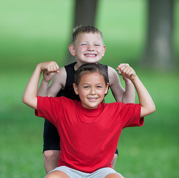 어린 시절 출장요리 - child flexing muscles little boys human muscle 뉴스 사진 이미지