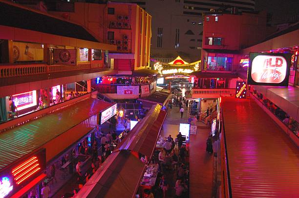 plaza di nana, bangkok, tailandia - prostitution night horizontal outdoors foto e immagini stock