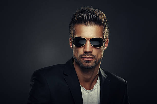 portrait d'homme avec des lunettes de soleil - men fashion model cool glasses photos et images de collection