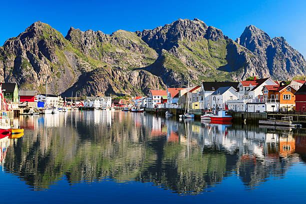 norwegische henningsvaer, malerische fischerdorf in lofoten inseln - austvagoy stock-fotos und bilder