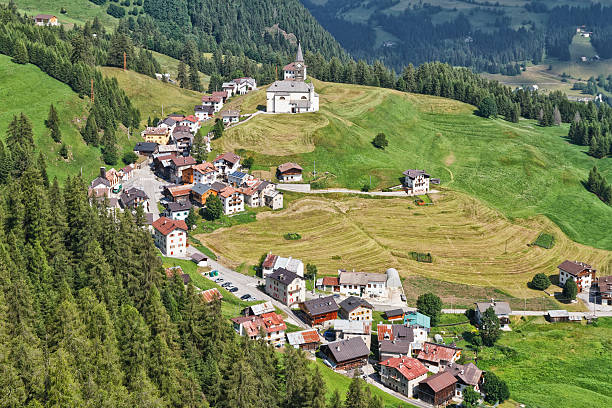 naturpark sextener-laste village - cordevole valley stock-fotos und bilder