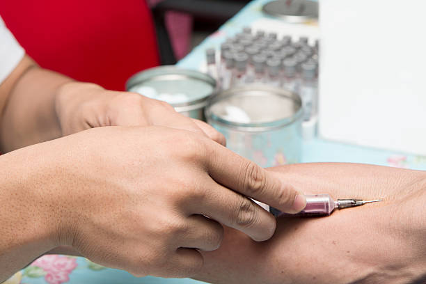 obtención de muestras de sangre - surgical needle syringe prick injecting fotografías e imágenes de stock