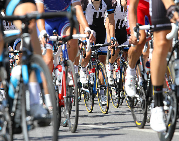 ruedas de bicicleta de carreras durante el ciclo road race - cycle racing fotografías e imágenes de stock