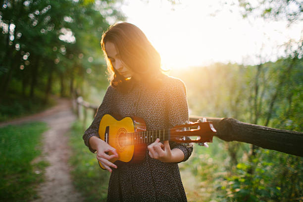 chica con ukulele de - country park fotografías e imágenes de stock