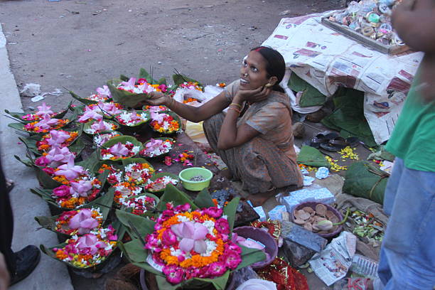 de flores na rua, loja hosur bangalore, índia - india bangalore flower business imagens e fotografias de stock