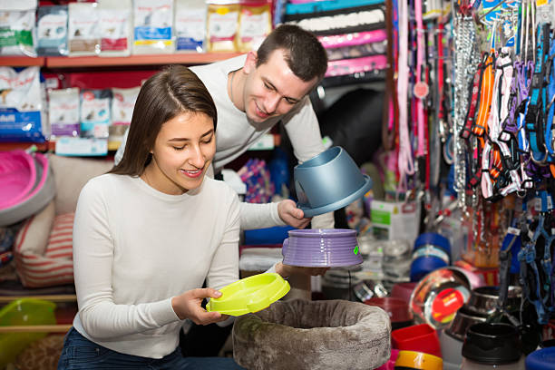 istock Couple choosing bowl in pet store 509726838