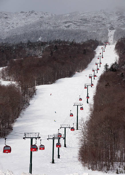 катание на лыжах на гору мэнсфилд - cable car фотографии стоковые фото и изображения