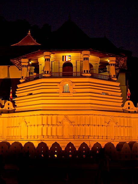 храм зуб в канди, шри-ланка за ночь - пик адама стоковые фото и изображения