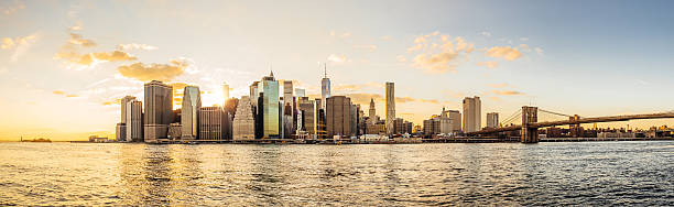 manhattan skyline al tramonto - new york city panoramic statue of liberty skyline foto e immagini stock