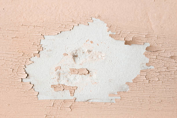 istock Cracked walls, peeling paint 509729818