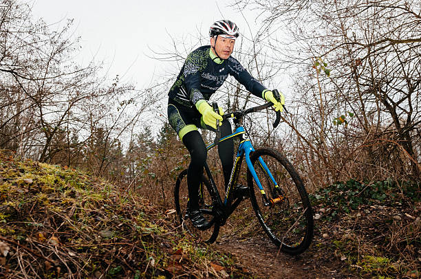 amateur ciclo de carrera cruz - cyclo cross fotografías e imágenes de stock