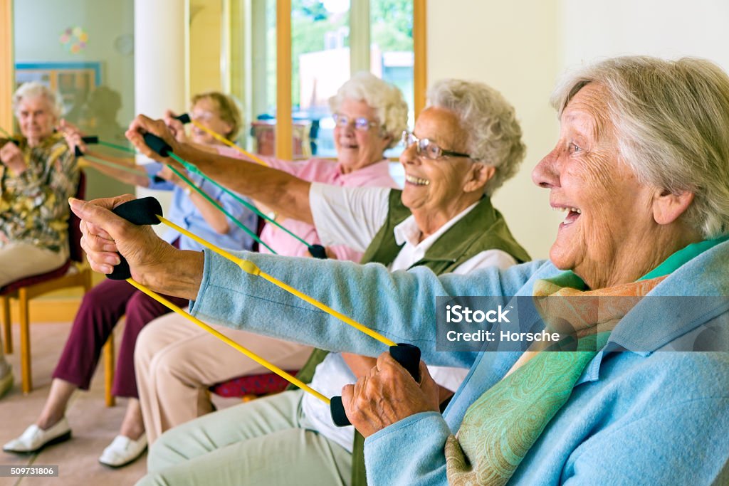 Ancianos señoras ejercite en el gimnasio. - Foto de stock de Tercera edad libre de derechos