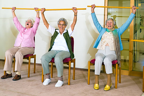 Três feliz idosos Senhoras fazendo exercícios. - foto de acervo