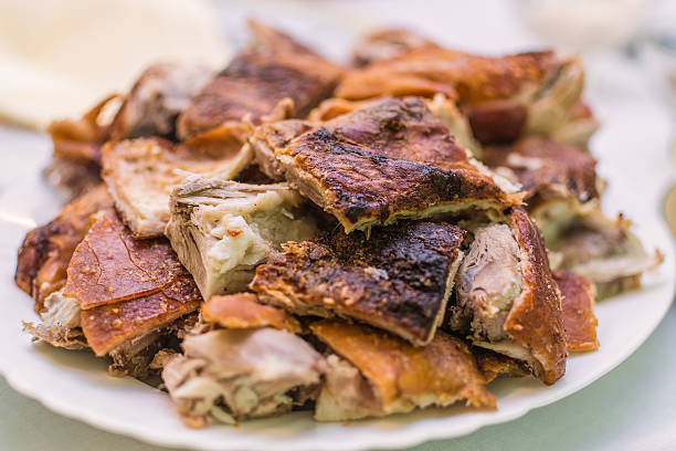 gebratene ferkel auf einem teller - spit roasted roasted roast pork domestic pig stock-fotos und bilder
