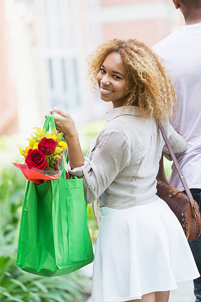 молодая женщина, носить сумка grocery - vertical single flower women teenager стоковые фото и изображения