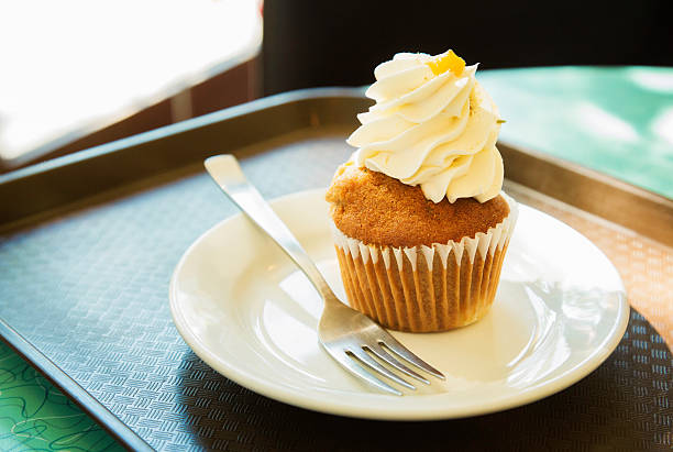 eine hervorragende tasse kuchen für mittagessen - muffin cheese bakery breakfast stock-fotos und bilder