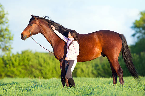 jeune belle fille marcher avec un cheval dans le champ - bride women standing beauty in nature photos et images de collection