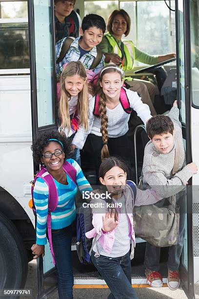 Niños Para Llegar En Autobús De Colegio Foto de stock y más banco de imágenes de Niño - Niño, Escuela media, Autobús
