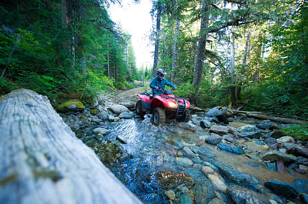 avventura in quad - off road vehicle quadbike 4x4 adventure foto e immagini stock