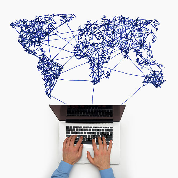 бизнесмен, работая над ноутбук, подключенный к миру - sketch globe social networking connection стоковые фото и изображения
