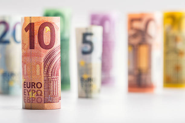 petits pains des billets en euros. euro et de l'argent. photo aux tons naturels. - five euro banknote european union currency number 5 paper currency photos et images de collection