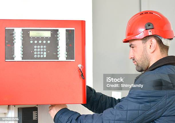 Electricista Usando Cascos En El Lugar De Trabajo Foto de stock y más banco de imágenes de Alarma de incendio - Alarma de incendio, Orden, Panel de control