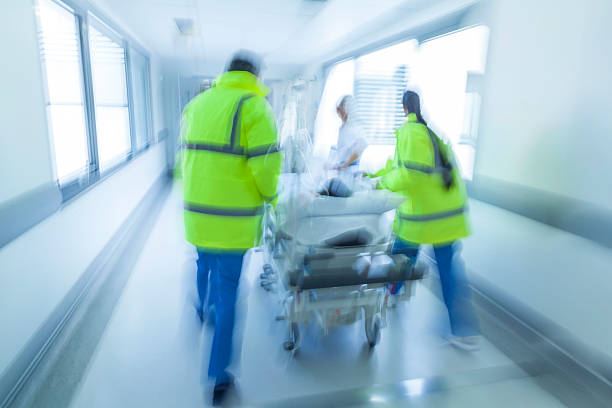 motion blur stretcher gurney kind patient krankenhaus notfall - emergency room accident hospital emergency sign stock-fotos und bilder