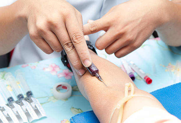 obtención de muestras de sangre - surgical needle syringe prick injecting fotografías e imágenes de stock