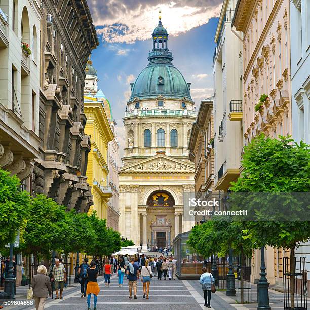 Zrinyi Utca Via E Basilica Di San Stefano - Fotografie stock e altre immagini di Budapest - Budapest, Ungheria, Via