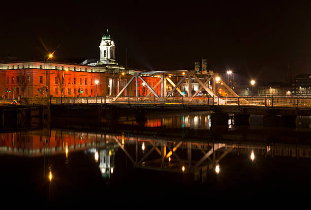 cork city hall, irland - republic of ireland corcaigh night photography stock-fotos und bilder