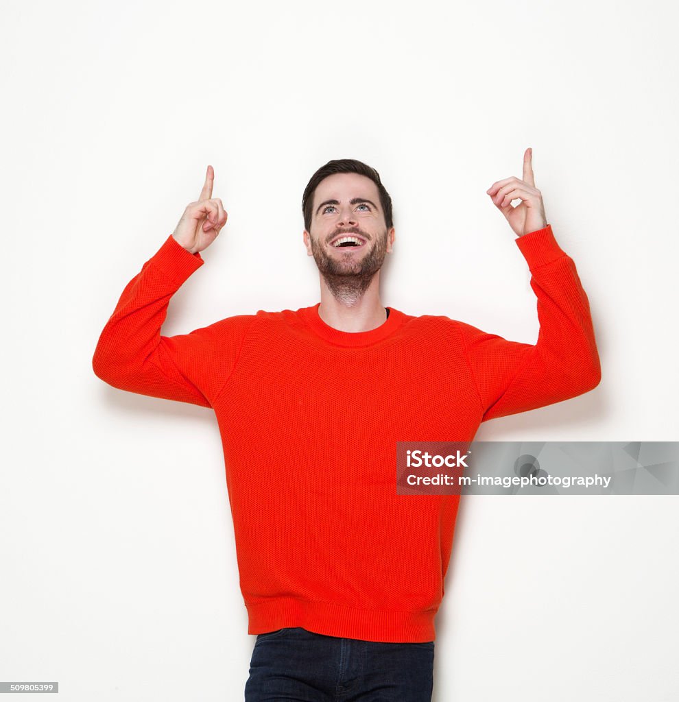 Alegre joven señalando dedos hacia arriba - Foto de stock de Hombres libre de derechos