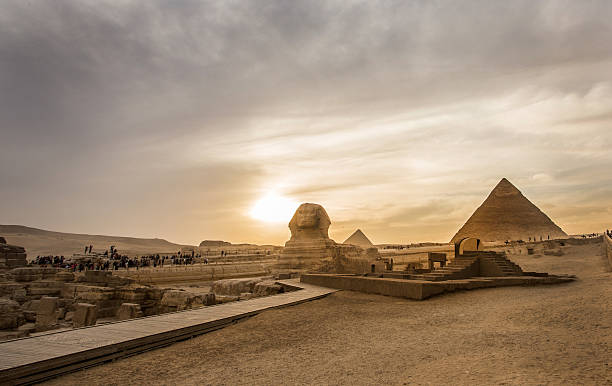 сфинкс и пирамиды - pyramid of chephren стоковые фото и изображения