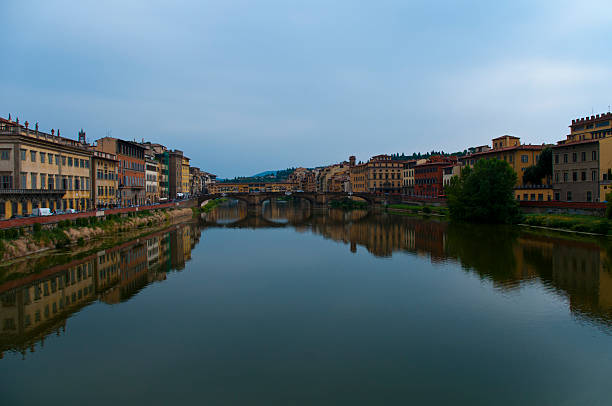 Firenze nad rzeką niektóre stary kamień Mosty i zabytkowym budynku panoramy – zdjęcie