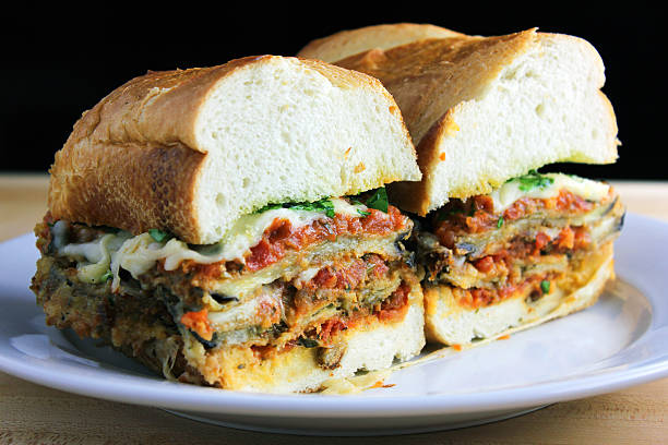 berenjena con queso parmesano sándwich - aubergines parmesan fotografías e imágenes de stock