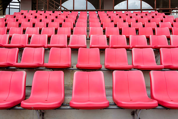 rosso posti per lo stadio di calcio - tribuna foto e immagini stock