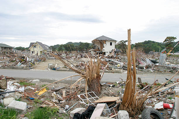 maremoto terremoto do japão 2011 nobiru destruição da cidade - ishinomaki - fotografias e filmes do acervo