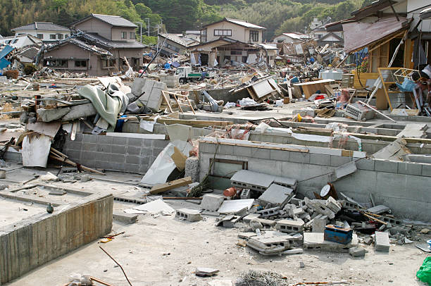 일본 지진 쓰나미 2011 murohama 타운명을 파기는 - ishinomaki 뉴스 사진 이미지