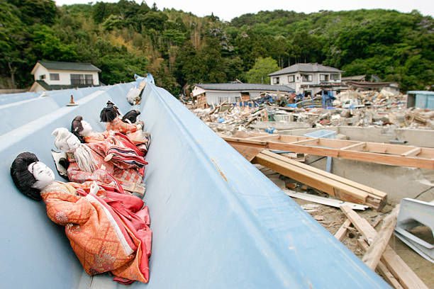 일본 지진 쓰나미 2011 murohama 타운명을 파기는 - ishinomaki 뉴스 사진 이미지