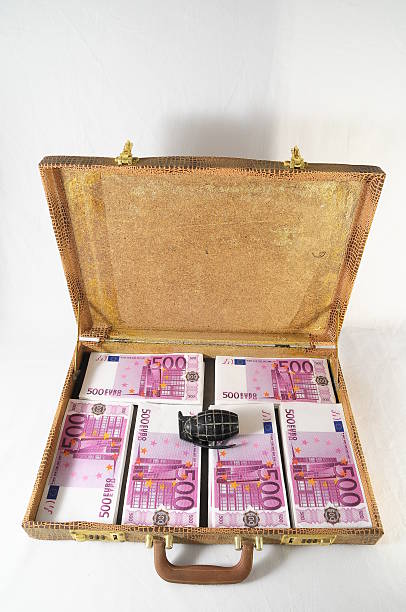 istock Suitcase Full of Banknotes 509828823