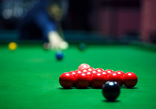 bola y jugador de snooker - snooker fotografías e imágenes de stock