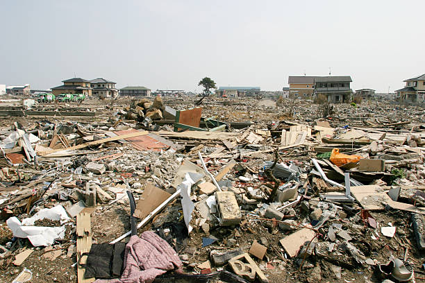 japón tsunami terremoto 2011 ishinomaki destrucción de la ciudad - región de tohoku fotografías e imágenes de stock