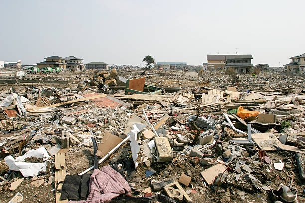 일본 지진 쓰나미 2011 이시노마키 무시레프 파기는 - tohoku region 뉴스 사진 이미지