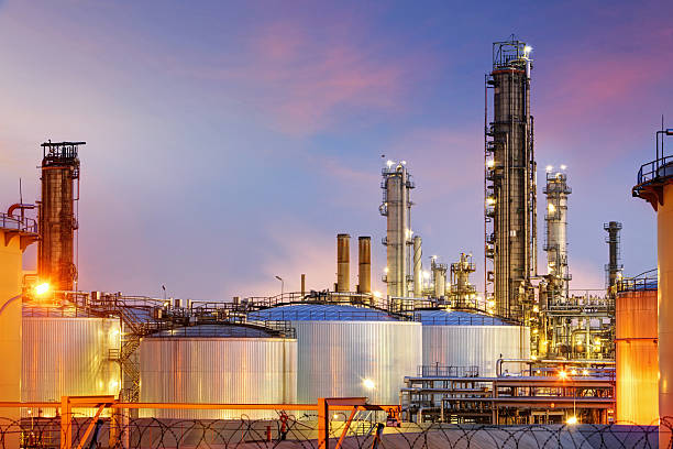 refinaria de petróleo no crepúsculo - chemical plant fotos - fotografias e filmes do acervo