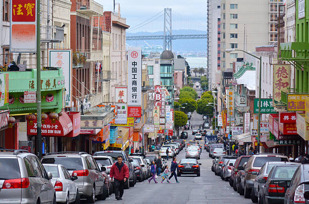 oakland baía bridge, chinatown, em são francisco - chinatown san francisco chinatown san francisco county cityscape - fotografias e filmes do acervo